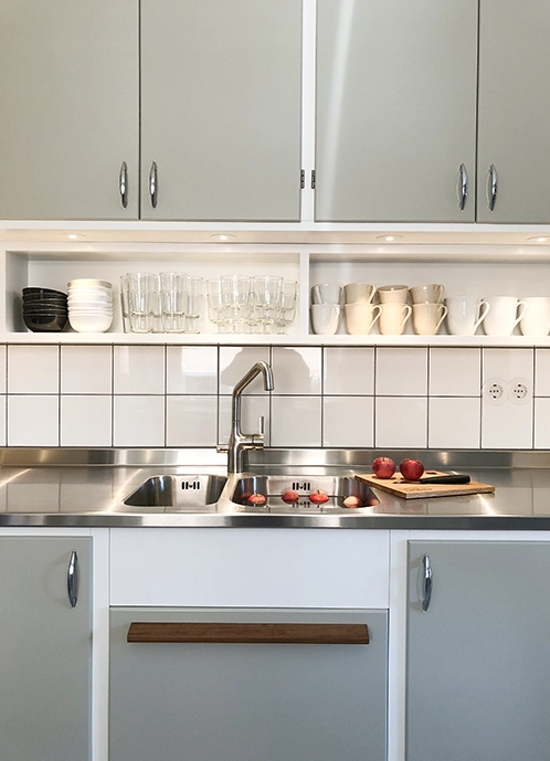 Grått platsbyggt funkiskök
